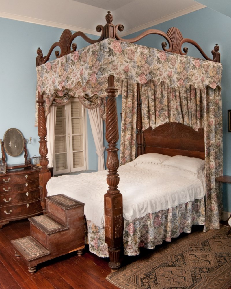 Four Poster Bed (1)